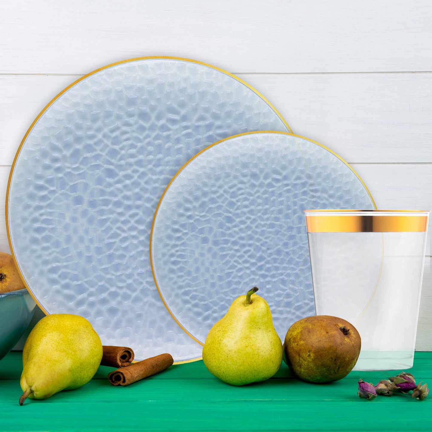 Blue hammered plastic plates with gold trim elevate the vibe of coastal celebrations.