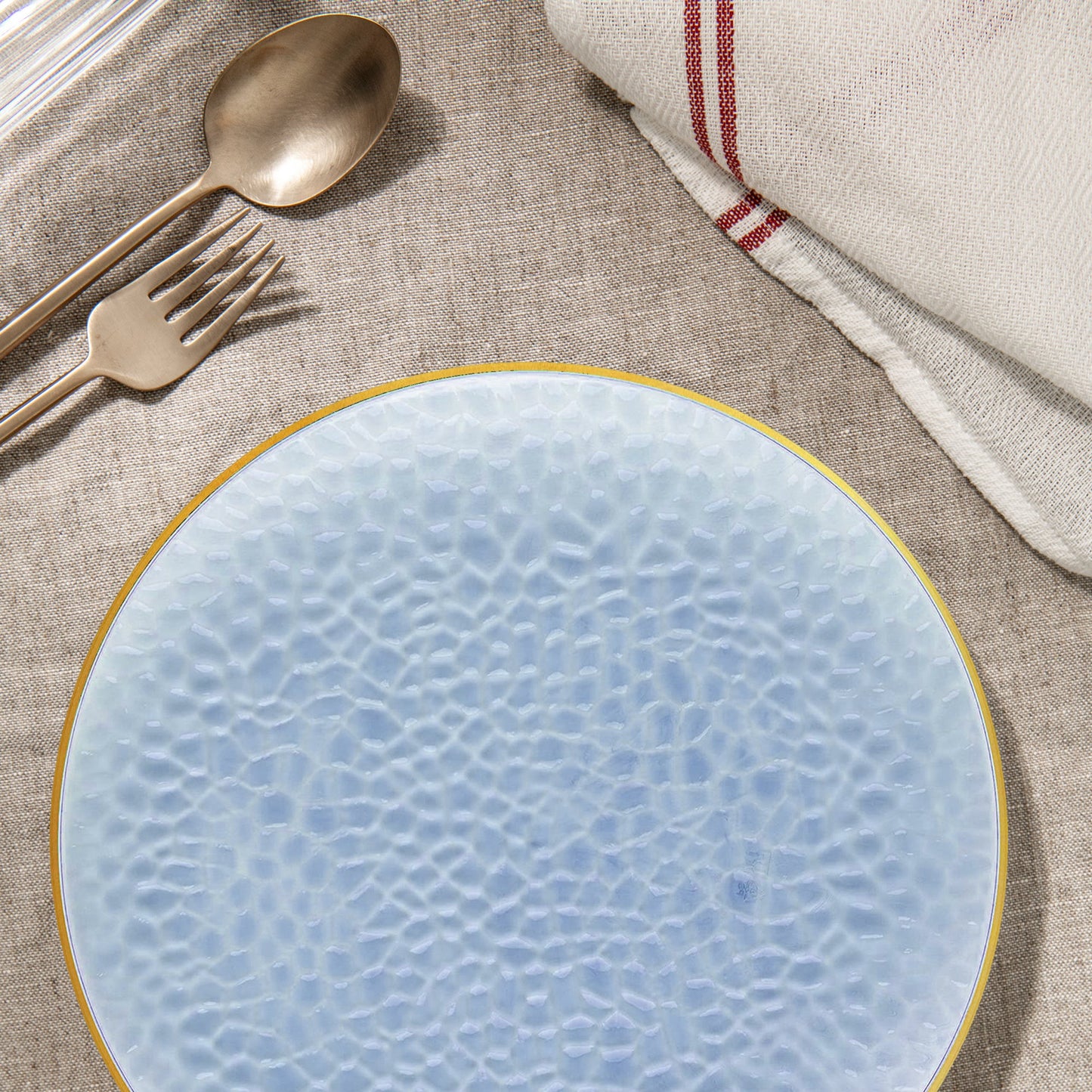 Clear Blue Hammered Dinner Plates with Gold Rims held main courses at a luxury beachside reception.