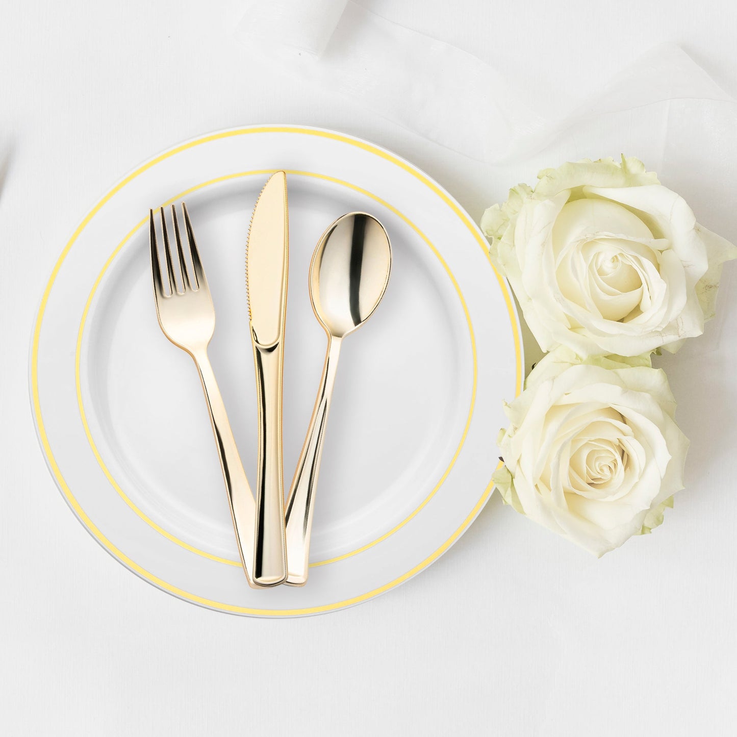 High-quality metallic gold plastic knives with a polished finish, perfect for enhancing table settings at special events