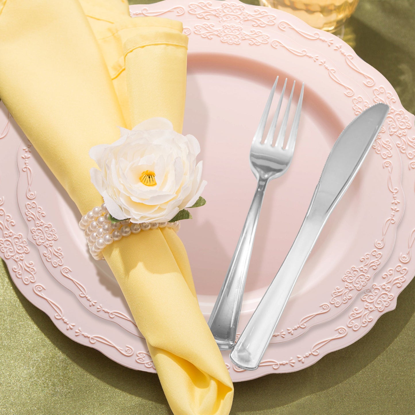 The Pink Vintage Round Plastic Wedding Set offers ideal sizes and pieces, perfect for serving large guest gatherings