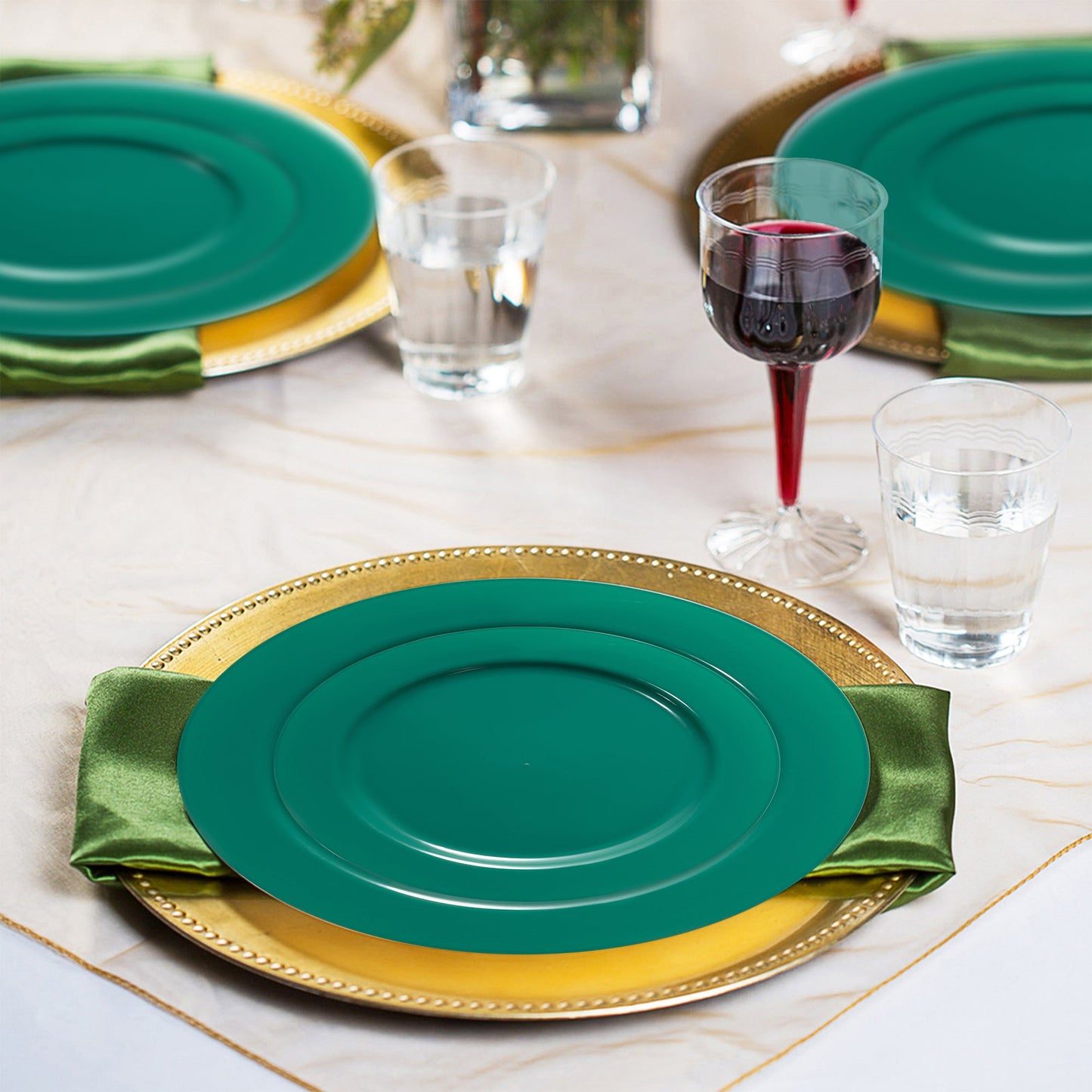 The Solid Green Holiday Round Disposable Plastic Wedding Value Set offers the ideal size and quantity for your celebration, providing everything you need to serve your guests with style