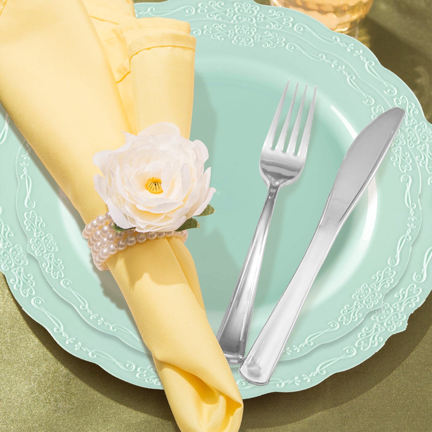 The Turquoise Vintage Round Disposable Wedding Set offers ideal sizing and quantities for weddings and special events