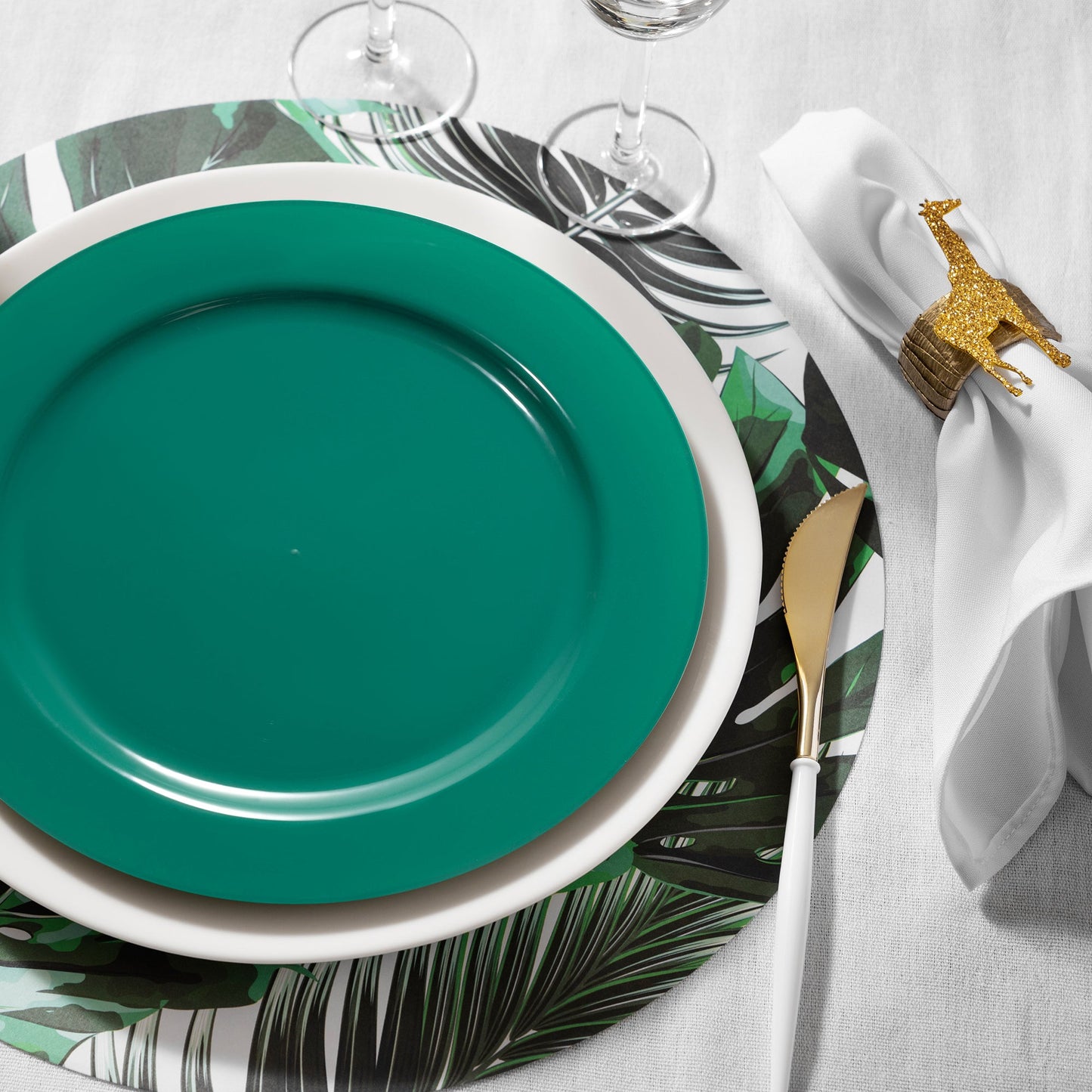 crafted Solid Green Holiday Round Disposable Plastic Appetizer/Salad Plates (7.5") for upscale occasions and easy disposal