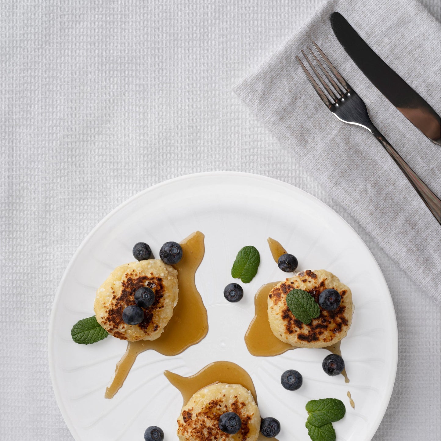 Pavilion Round Trays in clear held appetizers at weddings and banquets.