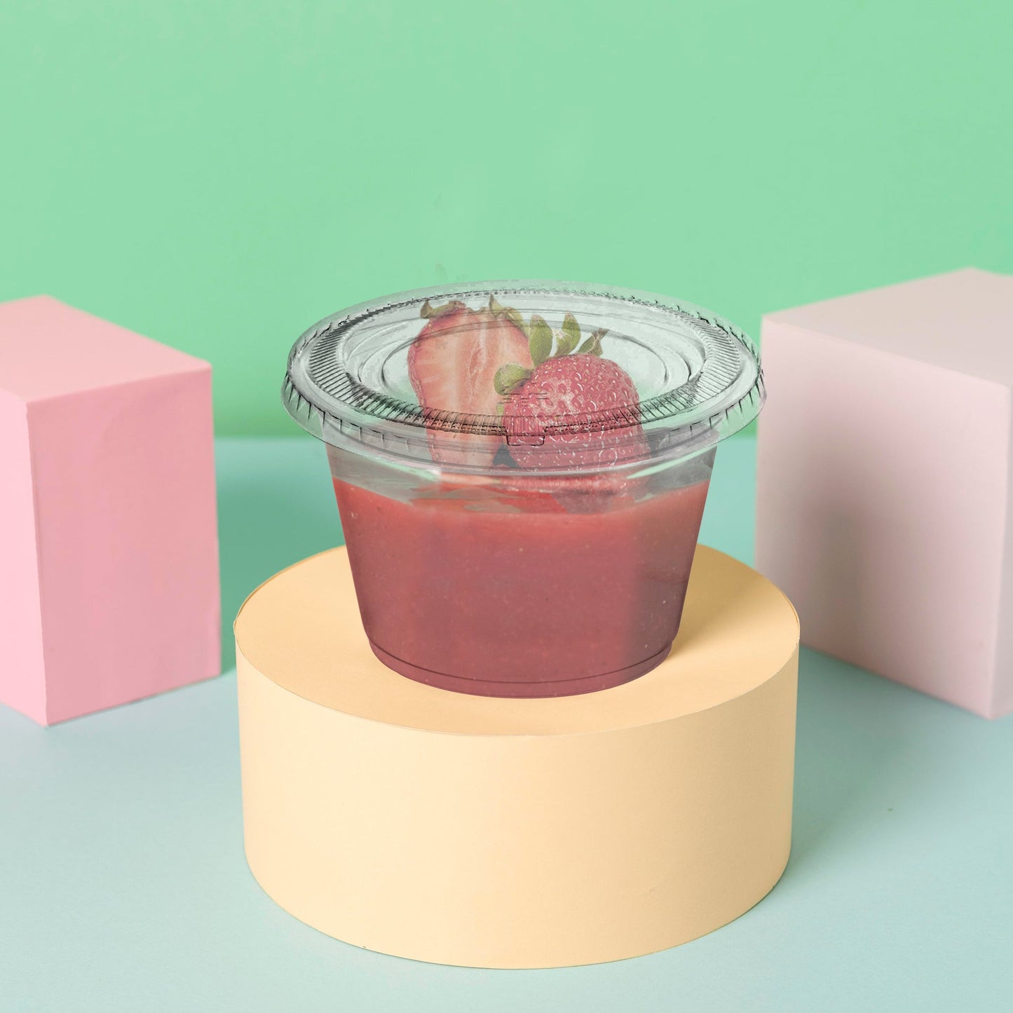 Perfect for portioning sauces and snacks, this 5.5 oz clear cup with lid supports freshness and portability
