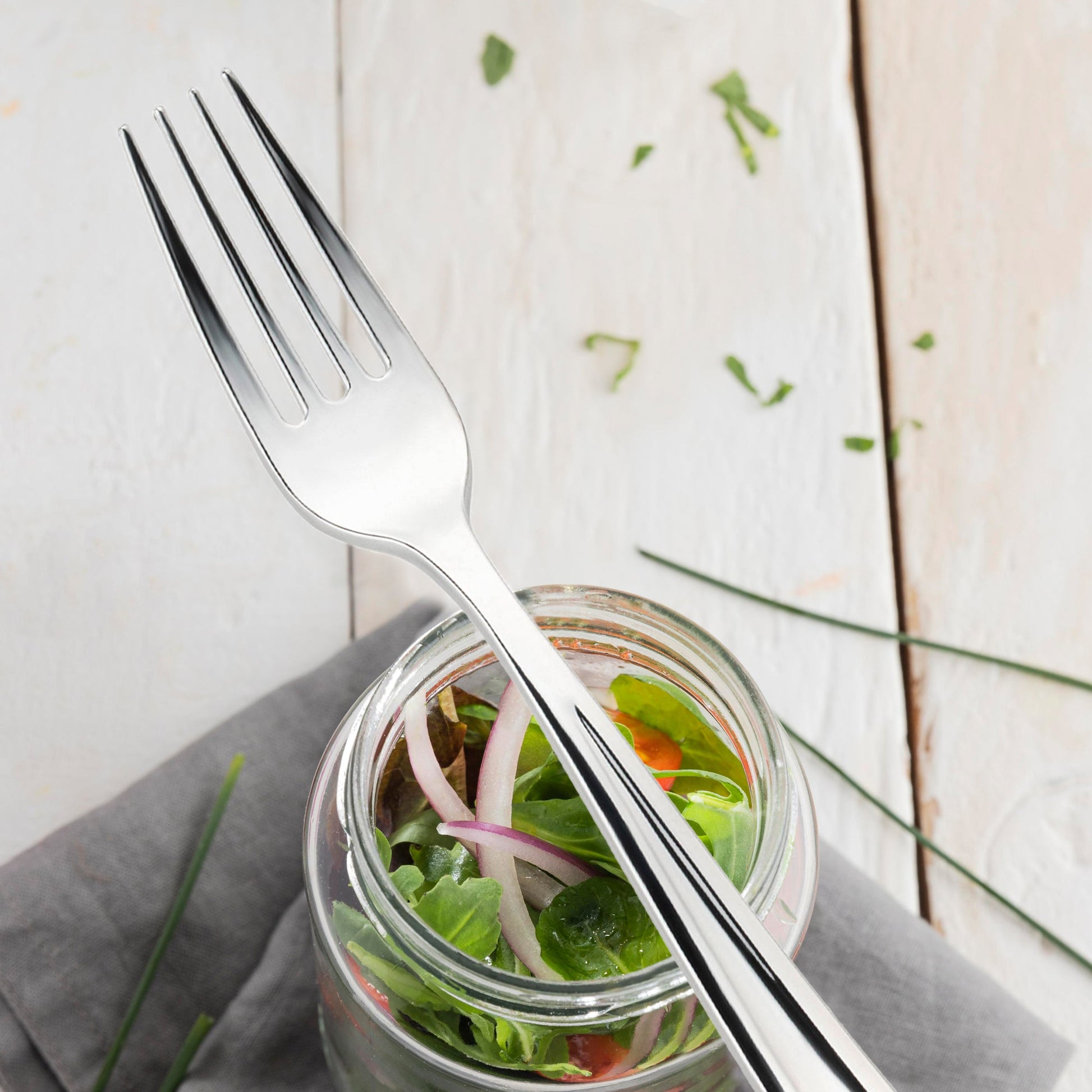 Shiny silver plastic forks, 7.25 inches, pack of 600, a practical and elegant alternative to real silverware